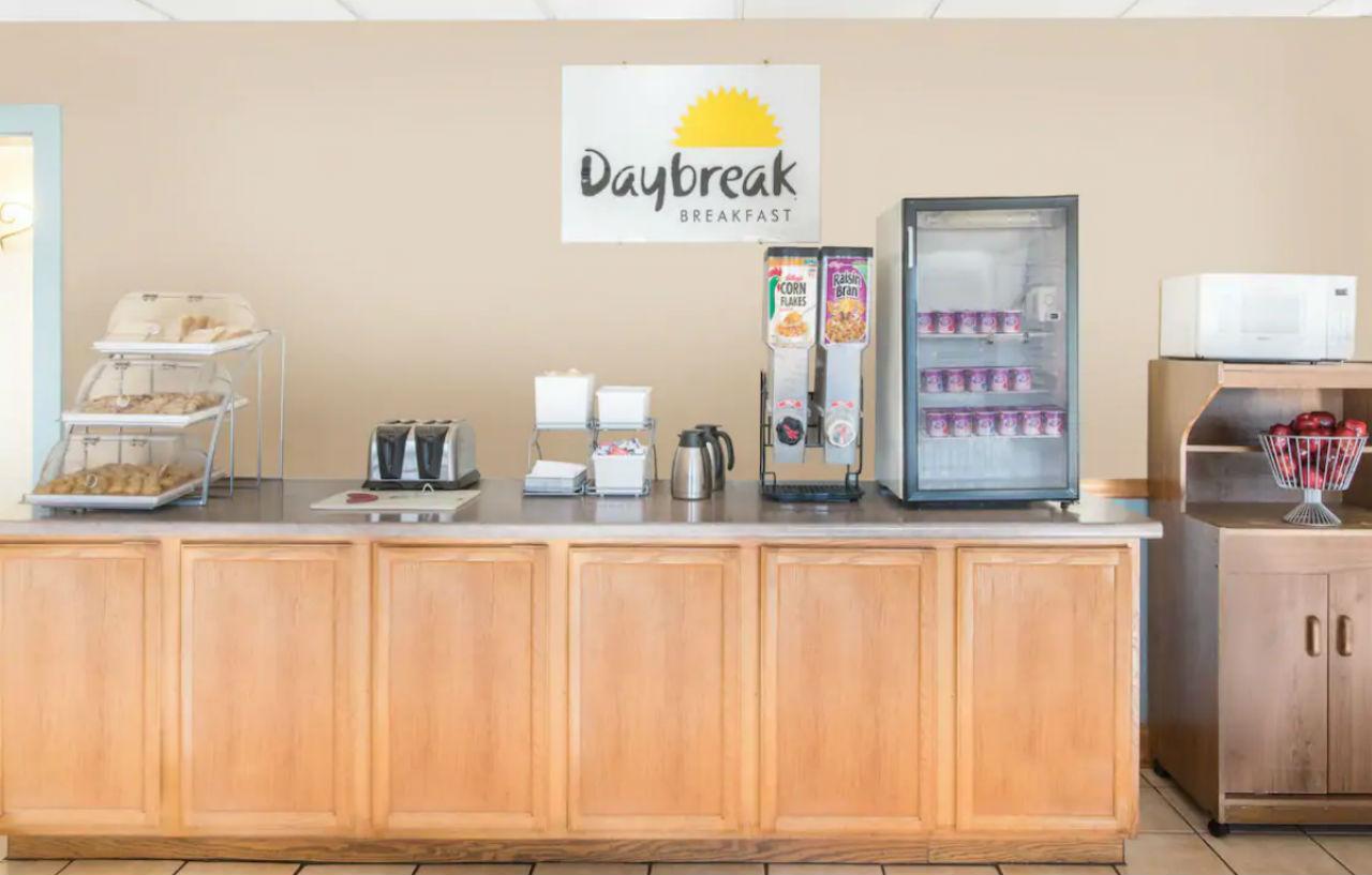 Days Inn By Wyndham Colchester Burlington Εξωτερικό φωτογραφία